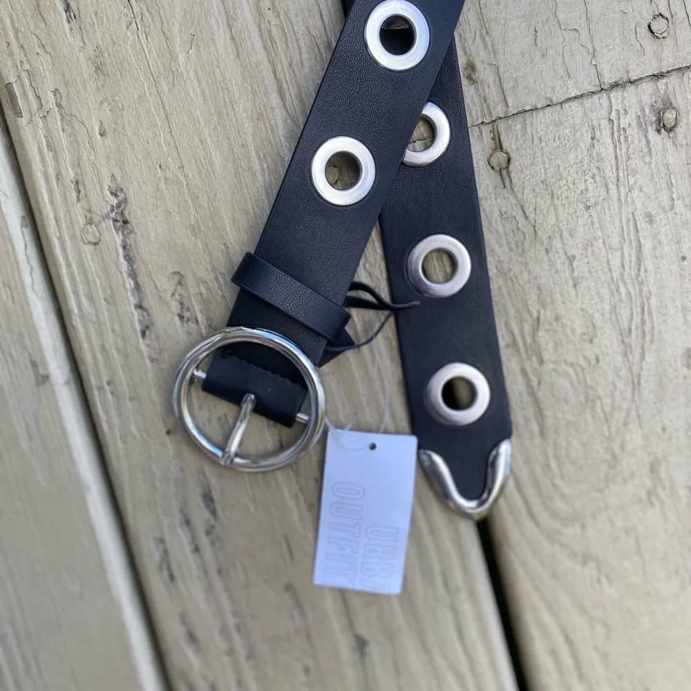 NWT Urban Outfitters - Black vegan 1.5”W belt with silver buckle & grumm… - Picture 4 of 6
